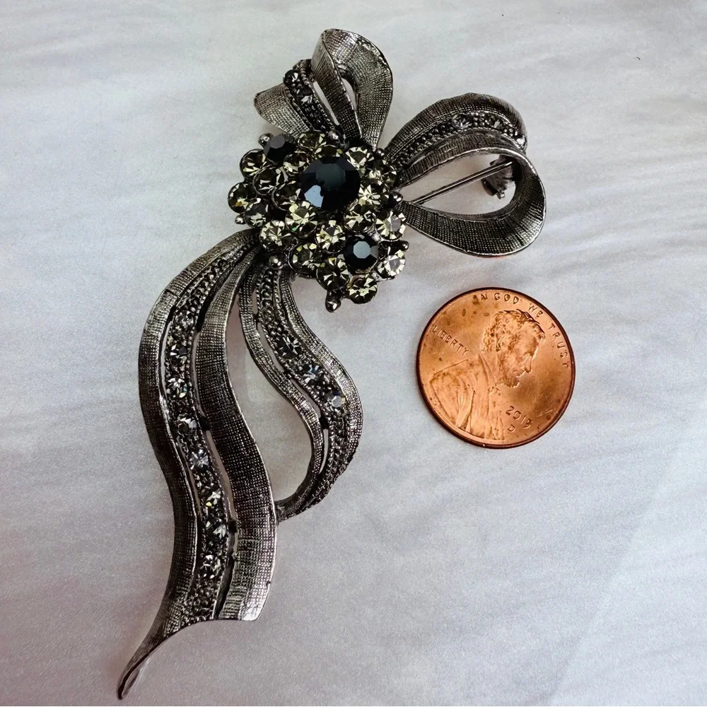 Vintage Art Deco Aged Silvertone Bow Bling Brooch